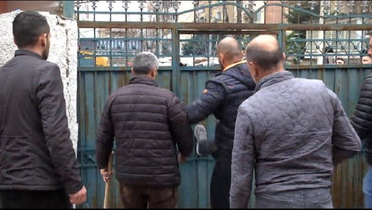 Përmbaruesit tentojnë të hapin derën me shufra hekuri, tmerrohen fëmijët (VIDEO)