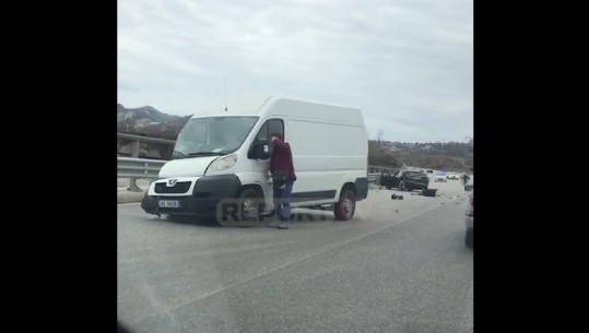 Aksident në autorstradën Tiranë-Elbasan, furgoni përplaset me makinën (VIDEO)