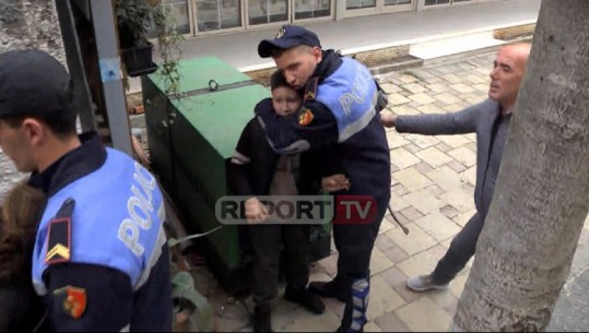 Solidarizim me banorët që protestojnë, shihni momentin kur njëri prej policëve përqafon fëmijën e përlotur (VIDEO)