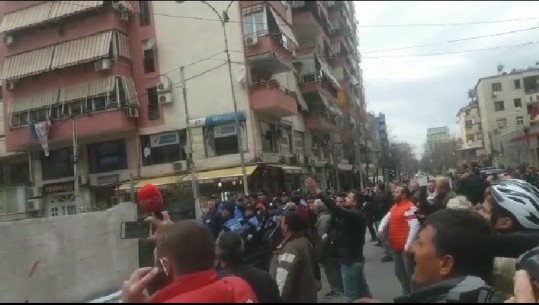 Banori gjakoset në protestë, disa familjarë qëllojnë me vezë drejt përmbarimit (VIDEO)