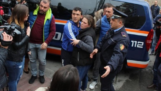 Tiranë, momenti kur shtatzëna dhe qytetarët 'shpëtojnë' burrin nga policia (FOTO)