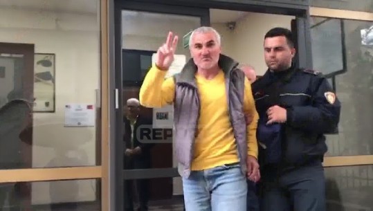 Lirohen protestuesit e Fierit, Luan Baçi i PD debat me policët në gjykatë: Nuk futesh, flit me shefin tonë! (VIDEO)