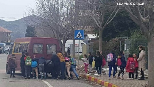 Nxënësit shtyjnë furgonin e shkollës në Barbullush /FOTOLAJM