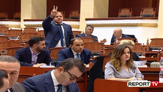 Betohen 7 deputetët e rinj në Kuvend, Lefter Maliqi ngre dy gishtat e demokracisë (VIDEO)