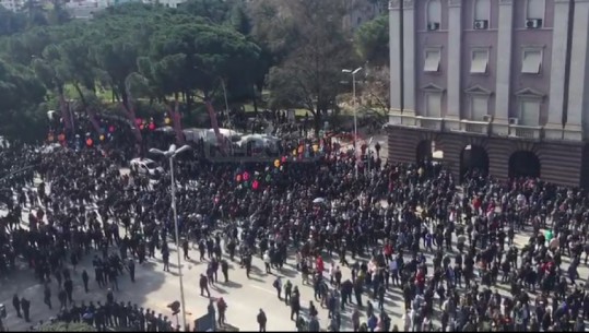 PAMJET nga lart të protestës së opozitës para kryeministrisë (VIDEO)