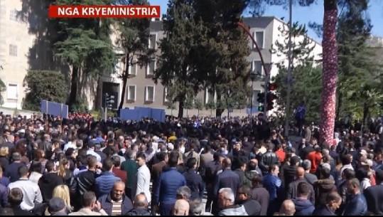 Opozita rrethon kryeministrinë, marshim protestues nën udhëheqjen e Flamur Nokës