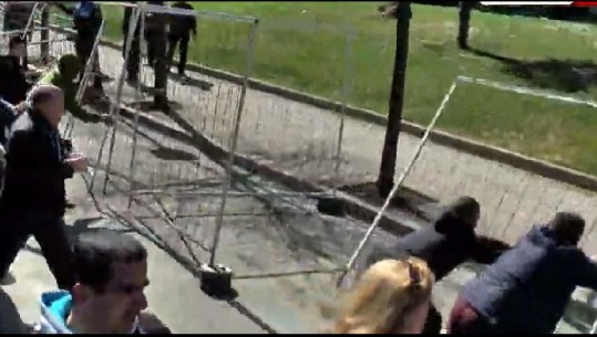 Shënohet incidenti i parë/ Protestuesit rrëzojnë gardhin metalik pas Kryeministrisë (FOTO)