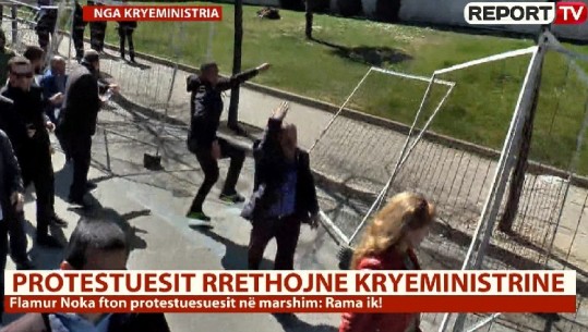 Incidenti, protestuesit rrëzojnë gardhin metalik pas Kryeministrisë