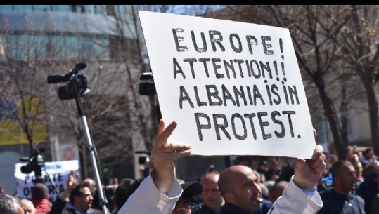 Tubimi në pankarta/ Opozitarët i tërheqin vëmendjen Europës: Po protestojmë ne (FOTO)