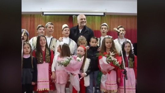 Opozita në protestë, Rama ia merr këngës në Berat (VIDEO)