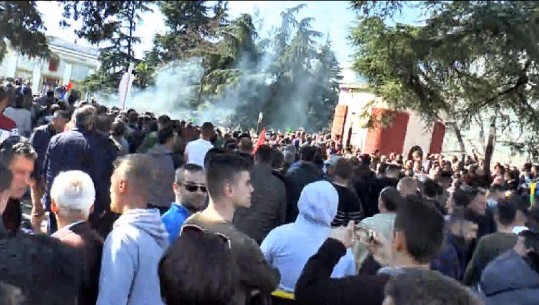 Shpërthen dhuna në protestën e opozitës...ku janë Basha dhe Kryemadhi?!! (VIDEO)