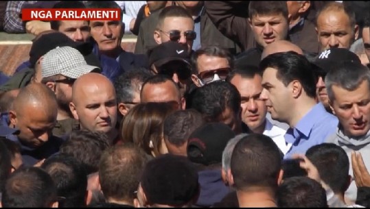 Pas dhunës te Parlamenti, Basha udhëheq turmën drejt selisë për mbylljen