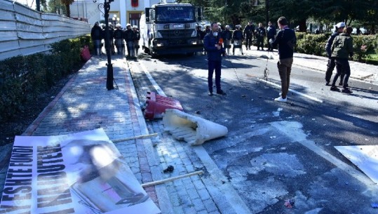 Ja si u shkatërrua zyra e rojës tek parlamenti/ Çfarë la pas protesta e opozitës