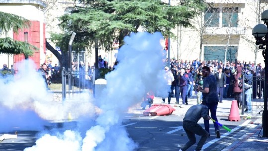 Policia: Protesta e paligjshme! Tre efektivë të lënduar...do identifikojmë të gjithë dhunuesit