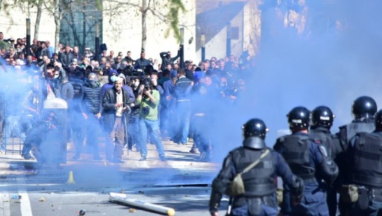 Policia shoqëron disa protestues pas veprimeve të dhunshme, lirohet djali i Luan Baçit (VIDEO)
