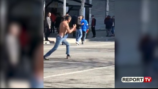 Protestuesi ndryshe/ 'Eksperti i arteve marciale' nxemje gjysmë i zhveshur në mes të rrugës (VIDEO)