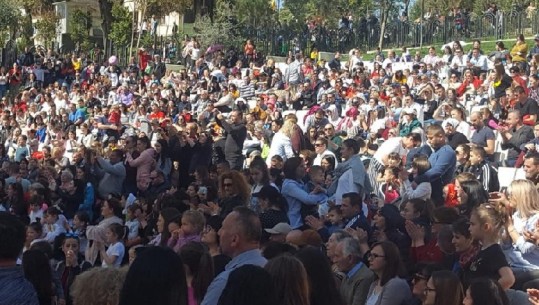 Festë 'vere' në Tiranë, Balla: Protesta dje, për të mos harruar se ç'përfaqësojnë Saliu, Luli e Mona
