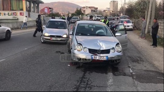 Makinat bëhen 'copash' në hyrje të Elbasanit, dy persona plagosen rëndë (VIDEO)