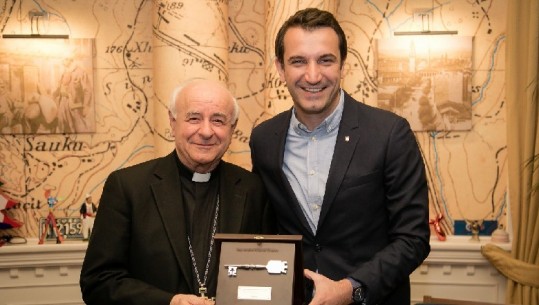 'Çelësi i Qytetit' të Tiranës Vincenzo Paglias, presidentit të Akademisë Papnore të Vatikanit