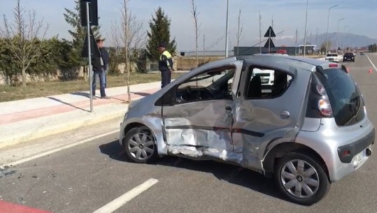 Aksident në Korçë/ Plagosen nënë e bijë, pranga shoferit 20-vjeçar(VIDEO)