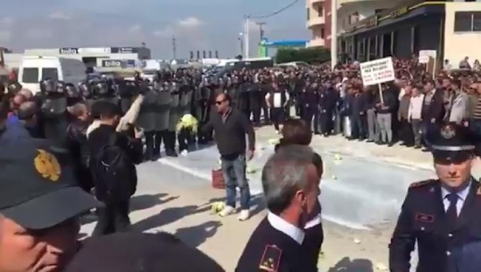 Fermerët në protestë, derdhin qumështin në rrugën Lushnje-Fier (VIDEO)