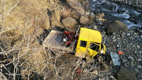 Aksident tragjik në Burrel, 51-vjeçari me kamionçinë përfundon buzë lumit (FOTO)