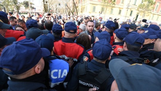Fotot nga momentet e inicdentit mes policisë dhe ish-deputetit Balliu e banorëve të Unazës së Re