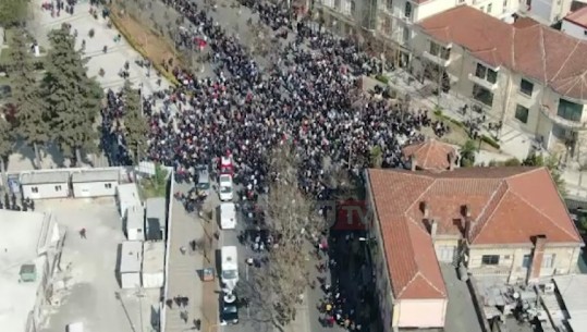 PAMJE ME DRON/ Ja sa protestues janë sot përpara parlamentit