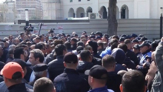Tentohet të çahet kordoni i policisë tek Kuvendi, hidhen kapsollë dhe tymuese (VIDEO)