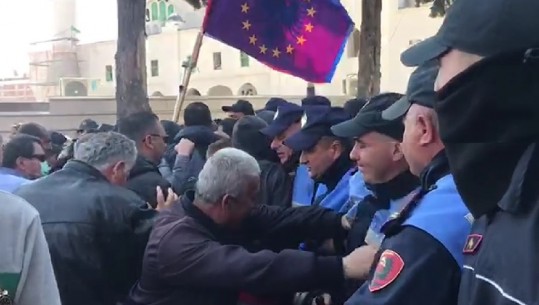 Kryemadhi nxit turmën, protestuesit sulmojnë kordonin e policisë (VIDEO)