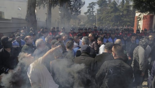 Tensione te parlamenti, protestuesit tentojnë të çajnë kordonin e policisë (FOTO)