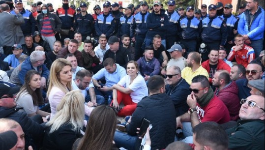 Ish-deputetët e opozitës ulen kembëkryq mes protesuesve (VIDEO)