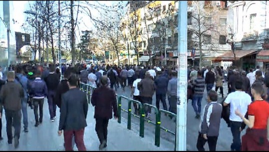PD zhvendos protestën përpara Drejtorisë së Policisë (VIDEO)