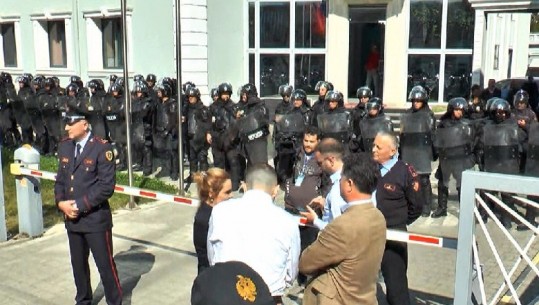 Ish-deputetët e opozitës futen në ambientet e brendshme të Drejtorisë së Policisë