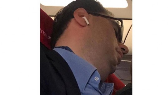 FOTO epike në avion! Protesta mbetet pa 'busull' pasi Bashën...e zë gjumi 