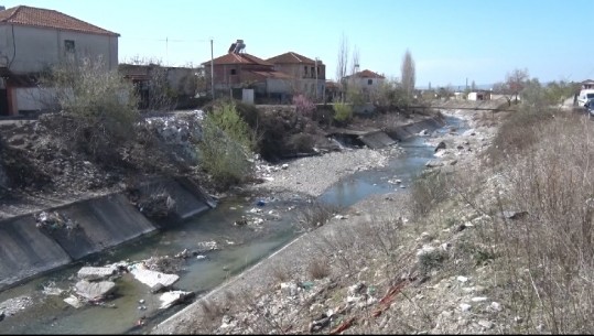 Elbasan/ Përroi i Zaranikës i ndotur, banorët: Na rrezikohet shëndeti