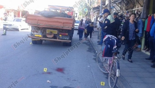 Aksident në Elbasan/ Biçikleta përplaset nga një kamion, vdes 50-vjeçari (EMRI)