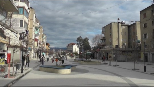 Çudira shqiptare: Llambat e ndriçimit të rrugës zëvendësohen me...bidonë! (VIDEO)