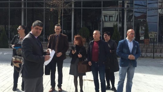 'Atentat ndaj avokatisë'/ Korça dhe Fieri solidaritet me Elbasanin, bojkot gjyqeve pas vrasjes së Gurrës