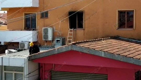 Zjarrfikësit hipin mbi tarracën e dyqanit për të shuar nga dritarja flakët në banesën e studenteve (VIDEO)