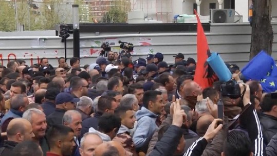 Lulzim Basha dhe Monika Kryemadhi i bashkohen protestës, tentohet të çahet kordoni tek Parlamenti (VIDEO)