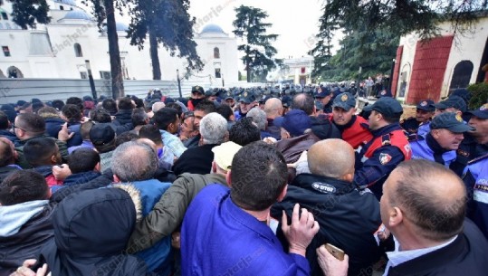 Protestuesit tentojnë të çajnë kordonin e policisë te parlamenti (FOTO)