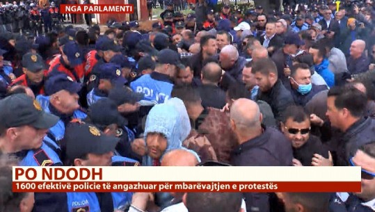 Sërish tentativë për të çarë kordonin e policisë tek parlamenti, i 'kryeson' Klevis Balliu (VIDEO)
