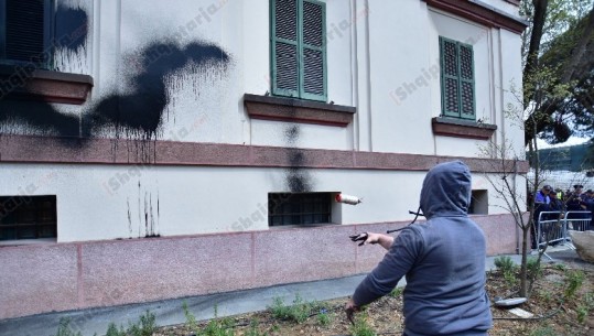 Momenti kur protestuesit spërkasin me bojë të zezë Ministrinë e Brendshme (FOTO)