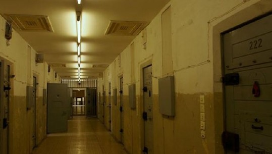 I dënuari nga burgu i Fierit për Report Tv: Peticion për zgjerimin e amnistisë! Gjyqtarët që na dënuan, sot po luajnë domino