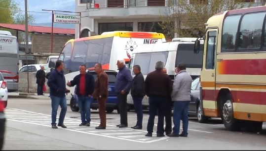Gjirokastër/ Shoferët prej tre ditësh në protestë