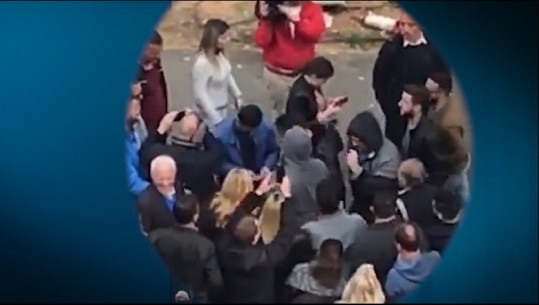 Çfarë merr në shkëmbim protestuesi që spërkati me bojë Ministrinë e Brendshme? (VIDEO)