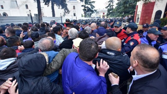 Tubimi i dhunshëm i opozitës/ Policia shoqëron disa protestues