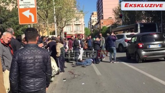 Tiranë, sulmohet me thikë e levë kambisti, policia arreston një nga autorët (FOTO)