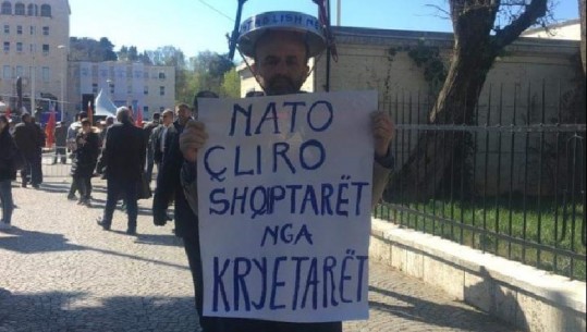 'NATO çliro shqiptarët, nga kryetarët'/ Mesazhi i protestuesit për aleancën 